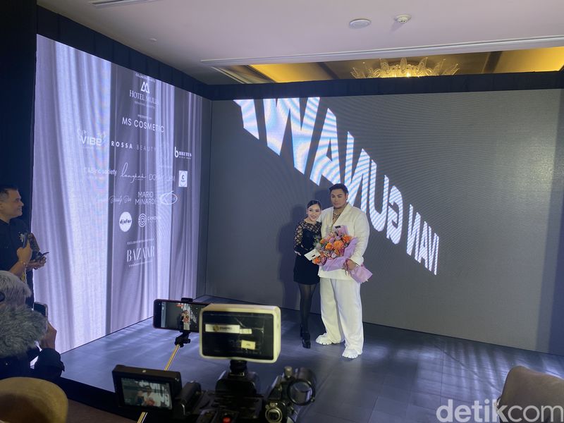 Peragaan Busana 'Supernova' 20 Tahun Ivan Gunawan Berkarya Peragaan Busana 'Supernova' 20 Tahun Ivan Gunawan Berkarya