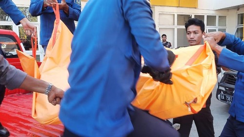 Petugas mengevakuasi jenazah pria yang ditemukan mengapung di perairan Pelabuhan Bima, NTB, Jumat (12/7/2024). (Dok. SAR Pos Bima)