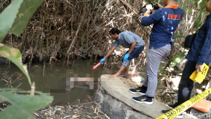 Petugas saat mengevakuasi mayat pakai CD di sungai Pasuruan.