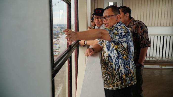 Pj Walkot Palembang Ucok Abdulrauf Damenta mengecek progres perbaikan lift tower Jembatan Ampera