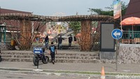 Meski belum semua lapak terbuka, hingga siang hari ini, kondisi rest area tampak cukup ramai pengunjung. Terutama keluarga yang membawa serta anak kecil. Foto: Ignacio Geordy Oswaldo
