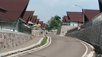 Berpindah ke Rest Area Gunung Mas, saat memasuki kawasan ini terdapat pos penjaga lengkap dengan plang gerbang masuk yang belum dioperasikan. Kemudian setelahnya pengunjung langsung disambut dengan banyak bangunan seperti saung yang menjadi lapak-lapak baru PKL. Foto: Ignacio Geordy Oswaldo
