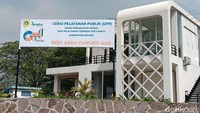 Di kawasan ini juga berdiri sebuah masjid dan beberapa bangunan toilet umum. Kemudian pada bagian belakang rest area terdapat bangunan pusat informasi dan restoran. Foto: Ignacio Geordy Oswaldo