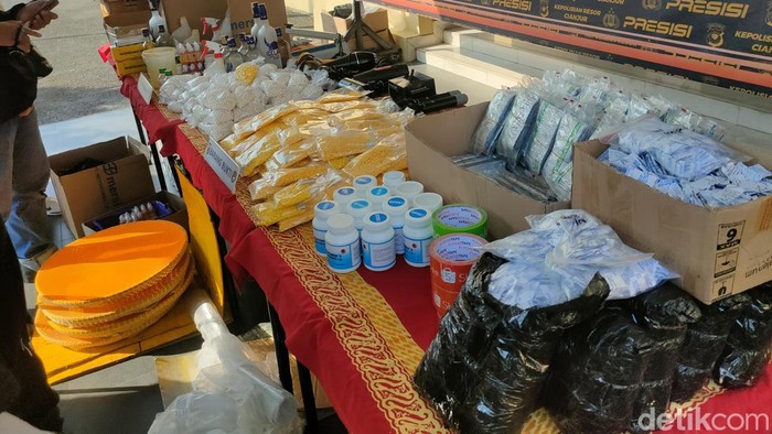 Polisi gerebek industri obat terlarang rumahan di Cianjur.