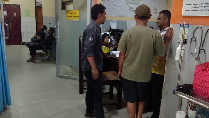 Polisi mengecek kondisi tiga korban tawuran di rumah sakit.