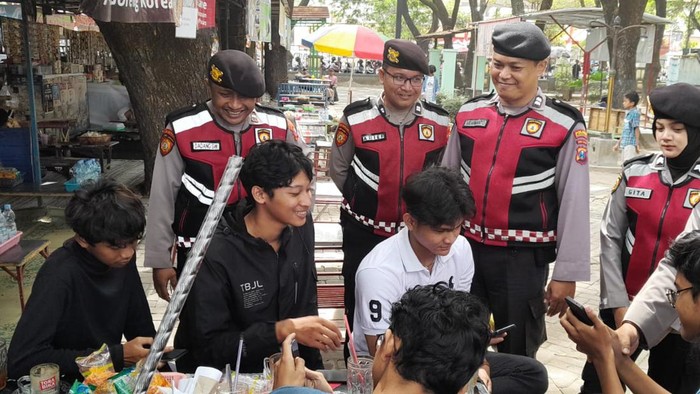 Polisi saat sosialisasi bahaya judi online