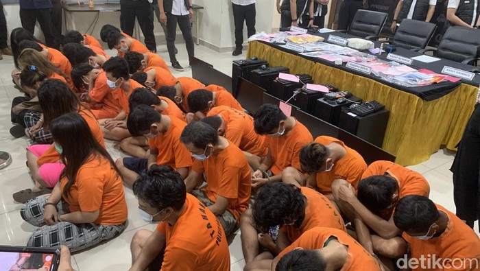 Polres Metro Jakbar menangkap 7 orang sindikat peretas situs pemerintah untuk judi online di sebuah apartemen. Sindikat ini meraup Rp 170 miliar dalam tiga bulan terakhir. (Taufiq/detikcom)