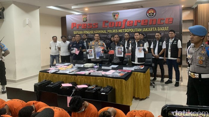 Polres Metro Jakbar menangkap 7 orang sindikat peretas situs pemerintah untuk judi online di sebuah apartemen. Sindikat ini meraup Rp 170 miliar dalam tiga bulan terakhir. (Taufiq/detikcom)