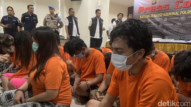 Polres Metro Jakbar menangkap 7 orang sindikat peretas situs pemerintah untuk judi online di sebuah apartemen. Sindikat ini meraup Rp 170 miliar dalam tiga bulan terakhir. (Taufiq/detikcom)