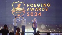 Penghargaan Hoegeng Awards 2024 kategori Polisi Berintegritas ini dibacakan oleh Dewan Pakar Hoegeng Awards yang juga mantan Plt Pimpinan KPK Dr. Mas Achmad Santosa, S.H., LL.M. Trofi untuk AKPB Sri Wahyuni diberikan oleh Kapolri Jenderal Listyo Sigit Prabowo.