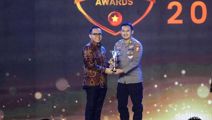 Potret AKP Reza, 'Polisi Inovatif' Hoegeng Awards 2024 Kasat Lantas Polres Belitung AKP Reza Pratama berinovasi membuat Surat Izin Mengemudi (SIM) untuk teman tuli. Ia pun meraih Polisi Inovatif dalam Hoegeng Awards 2024.