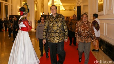 Foto: Malam Puncak Hoegeng Awards 2024, Chairul Tanjung Tampil Berbatik