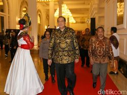 Foto: Malam Puncak Hoegeng Awards 2024, Chairul Tanjung Tampil Berbatik