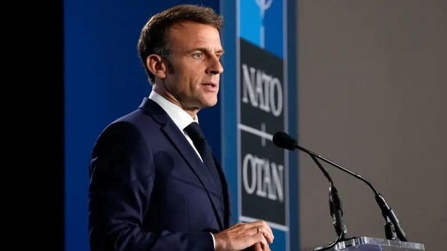 Momen Ditoyor Istri Tuai Sorotan, Macron Bilang Cuma Candaan