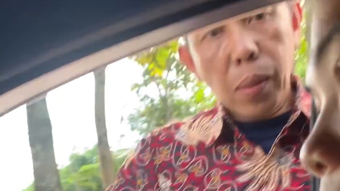 Pria tendang mobil di Semarang.