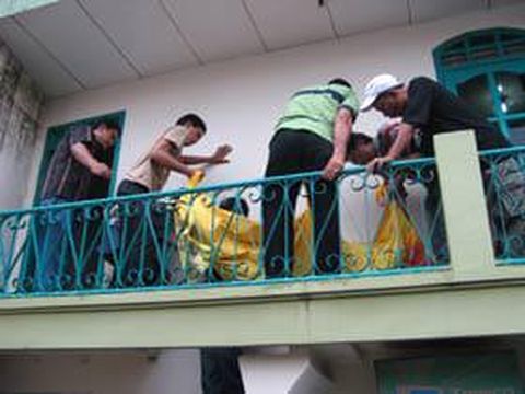 Proses evakuasi jenazah Fadilan dan Usman di kamar lantai 2