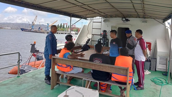 Proses evakuasi tiga penumpang fast boat rute Benoa, Bali, menuju Labuan Bajo, NTT, yang tenggelam di perairan Gili Trawangan, Lombok Utara. (Foto: KSOP Lembar)