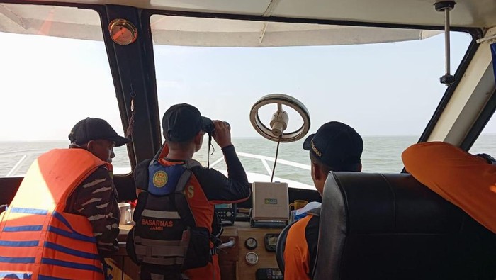 Proses pencarian nelayan di perairan Tanjabtim.