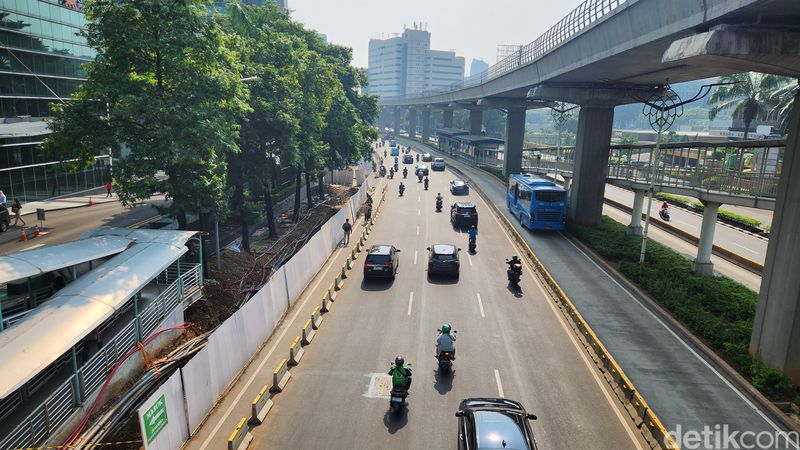 Proyek galian di pinggir Jl HR Rasuna Said, Kuningan, Jaksel, 12 Juli 2024. (Adrial Akbar/detikcom)