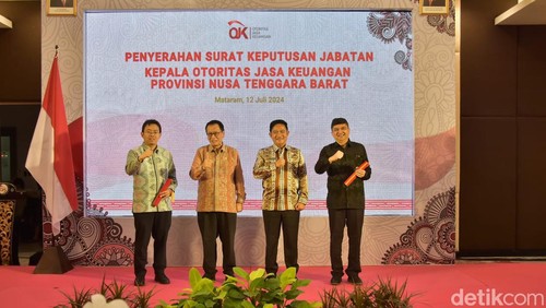 Rudi Sulistyo (paling kiri) seusai menerima surat keputusan jabatan sebagai Kepala OJK NTB, Jumat (12/7/2024). (Foto: Nathea Citra/detikBali)