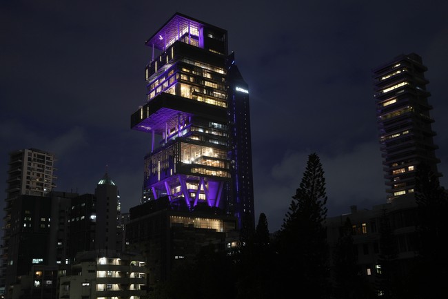 Rumah Mukesh Ambani, ayah Anant yang juga orang terkaya seantero Asia, bukan tipikal rumah pada umumnya. Bak gedung perkantoran, rumah di Mumbai, India, tersebut terdiri dari 27 lantai. (Foto: AP Photo/Rajanish Kakade)