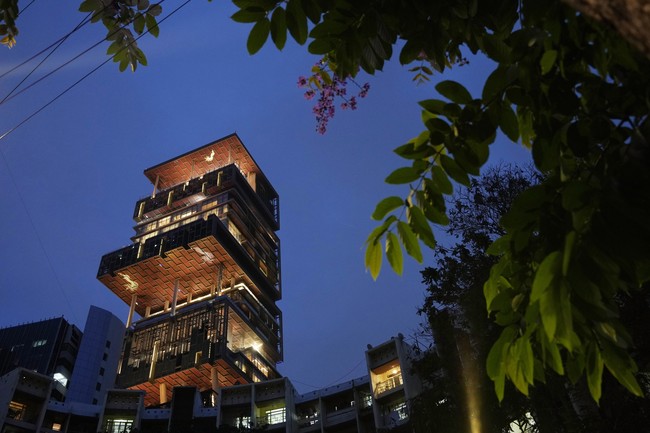Mukesh menamai rumahnya ‘Antilia’, seperti nama sebuah pulau mistis di Samudra Atlantik. Motif-motif bertema alam seperti matahari dan lotus menghiasi rumah tersebut. (Foto: AP Photo/Rajanish Kakade)