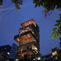 Mukesh menamai rumahnya ‘Antilia’, seperti nama sebuah pulau mistis di Samudra Atlantik. Motif-motif bertema alam seperti matahari dan lotus menghiasi rumah tersebut. (Foto: AP Photo/Rajanish Kakade)