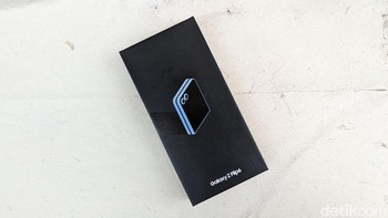 Kemasan Samsung Galaxy Z Flip 6 yang semakin minimalis. Foto: Virgina Maulita Putri/detikINET