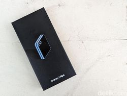 Unboxing Samsung Galaxy Z Flip 6 yang Desainnya Makin Bold