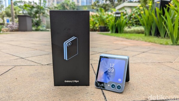Unboxing Samsung Galaxy Z Flip 6 yang Desainnya Makin Bold