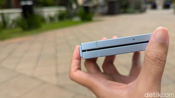 Galaxy Z Flip 6 terlihat lebih rapat dan ramping saat ditutup. Ketahanan airnya juga ditingkatkan, dari IPX8 menjadi IP48. Foto: Virgina Maulita Putri/detikINET