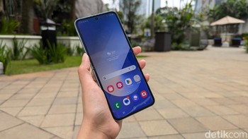 Layar utama Galaxy Z Flip 6 mengusung panel Dynamic AMOLED 2X berukuran 6,7 inch dengan resolusi FHD+ dan refresh rate dinamis hingga 120Hz. Foto: Virgina Maulita Putri/detikINET