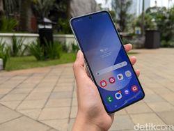 Unboxing Samsung Galaxy Z Flip 6 yang Desainnya Makin Bold