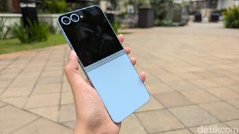 Ini Galaxy Z Flip 6 dalam pilihan warna Blue dengan nuansa pastel yang menggemaskan. Desainnya juga lebih flat, mengingatkan pada Galaxy S24 series. Foto: Virgina Maulita Putri/detikINET
