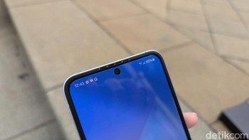 Samsung membenamkan kamera selfie 10 MP di layar utama Galaxy Z Flip 6. Foto: Virgina Maulita Putri/detikINET