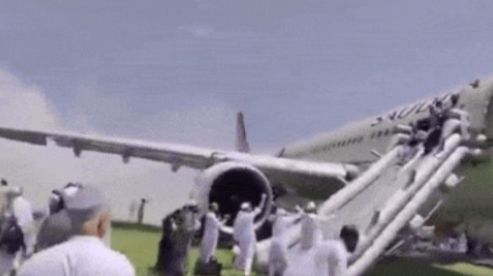 Saudi Airlines terbakar saat mendarat