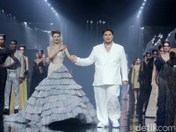 20 Tahun Berkarya, Ivan Gunawan Gelar Fashion Show di Bawah Tekanan