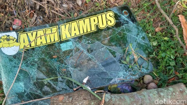 Sebuah mobil pengangkut ayam mengalami kecelakaan di Ceper, Klaten, Jumat (12/7/2024).