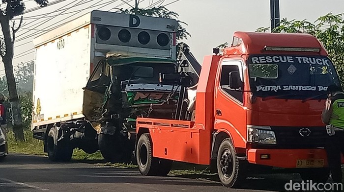 Sebuah mobil pengangkut ayam mengalami kecelakaan di Ceper, Klaten, Jumat (12/7/2024).