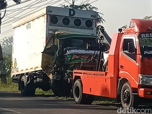 Mobil Ayam Kampus Tabrak Pohon hingga Terguling di Ceper Klaten