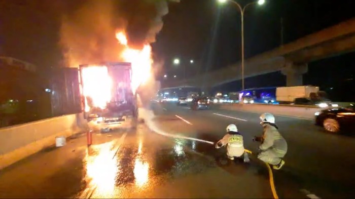 Insiden Truk Terbakar Sebabkan Kepanikan di Tol JORR Dekat Fatmawati