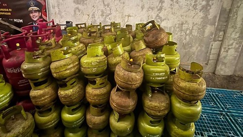 Sejumlah tabung disita polisi dari pengposan LPG di Jalan Nagasari Nomor 33 Denpasar, Desa Penatih Dangin Puri, Denpasar, Kamis (11/7/2024). (Dok. Polda Bali)