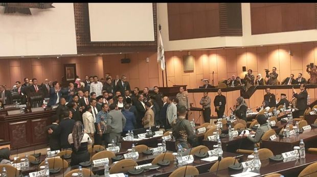 Rapat paripurna DPD RI ke-12 Masa Sidang V Tahun Sidang 2023-2024 dihujani interupsi anggota DPD, Jumat (12/7/2024). Sejumlah anggota DPD sampai menghampiri meja Ketua DPD RI LaNyalla Mattalitti.