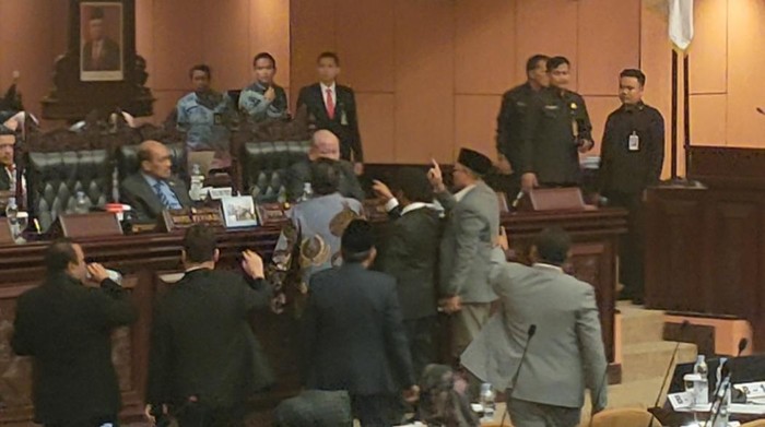 Ketegangan Meningkat saat Senator DPD Mengerubungi Meja LaNyalla dalam Sidang Paripurna