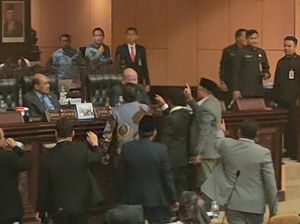 Momen Panas Paripurna DPD, La Nyalla Dikerubungi Senator!