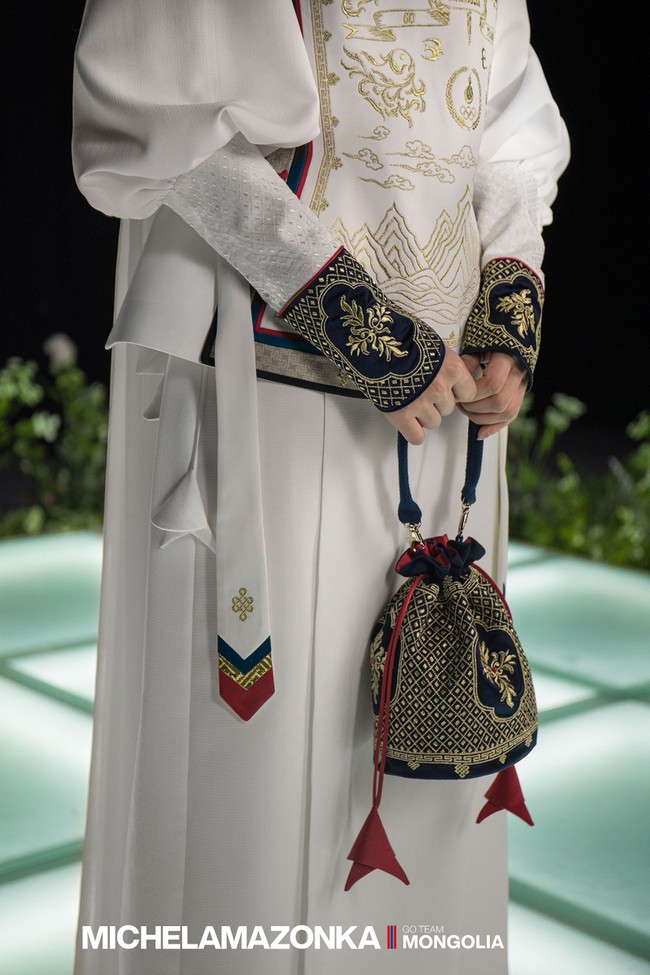 “Wah tampilannya unik dan cantik, siapa pun pasti tahu kalau ini tim Mongolia, keren,” puji salah satu netizen. Foto: Instagram/@michelamazonka