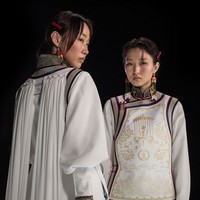 Kreasi seragam tim Olimpiade Mongolia begitu otentik dan sarat unsur budaya dari Negara Langit Biru. Michel & Amazonka mengkreasikan seragam berupa blouse warna krem lembut, dihiasi bordiran kecil-kecil warna emas yang memberi kesan elegan. Kerah tinggi juga berhias bordiran motif tradisional Mongolia. Foto: Instagram/@michelamazonka