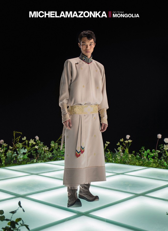 Blouse dipadukan dengan rok panjang yang dilengkapi ikat pinggang obi, juga tampil menawan dengan bordiran halus. Foto: Instagram/@michelamazonka