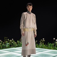 Blouse dipadukan dengan rok panjang yang dilengkapi ikat pinggang obi, juga tampil menawan dengan bordiran halus. Foto: Instagram/@michelamazonka