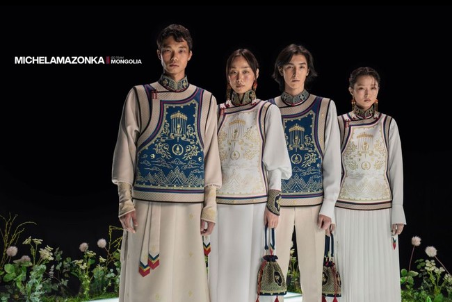 MongoliaOlimpiade Prancis 2024 juga menjadi ajang adu gaya setiap negara untuk menampilkan desain busana terbaik mereka.Seragam opening ceremony dari Mongolia ini jadi perbincangan karena mengemas baju tradisional jadi stylish. Banyak orang menyebut rancangan Michel Choigaalaa and Amazonka Choigaala ini bak baju ksatria di film laga.Foto: Instagram/@michelamazonka